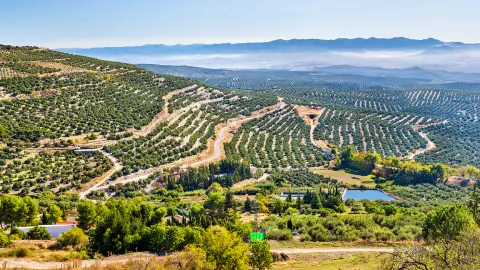 Vista de paisagem montanhosa clássica de verão em Espanha com estrada