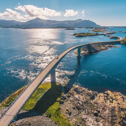 Imagem aérea captada por drone da fantástica e mundialmente famosa Estrada Atlântica, na Noruega.