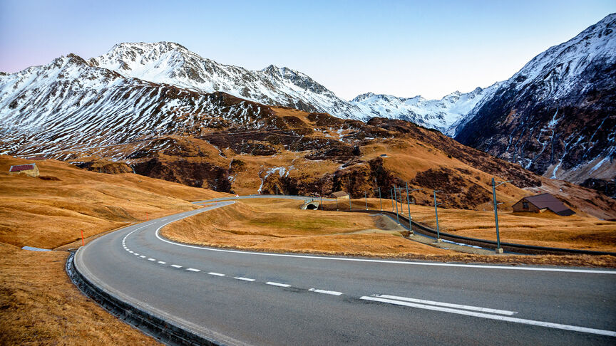 Estrada que percorre os Alpes suíços em Andermatt