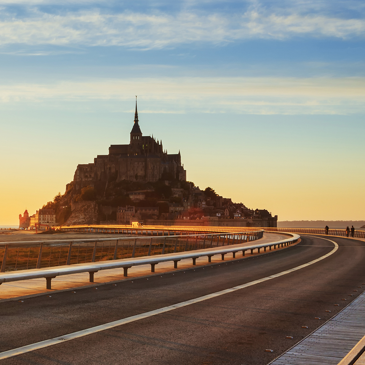 Estrada rumo ao Mont Saint Michel ao pôr-do-sol, Normandia. França.