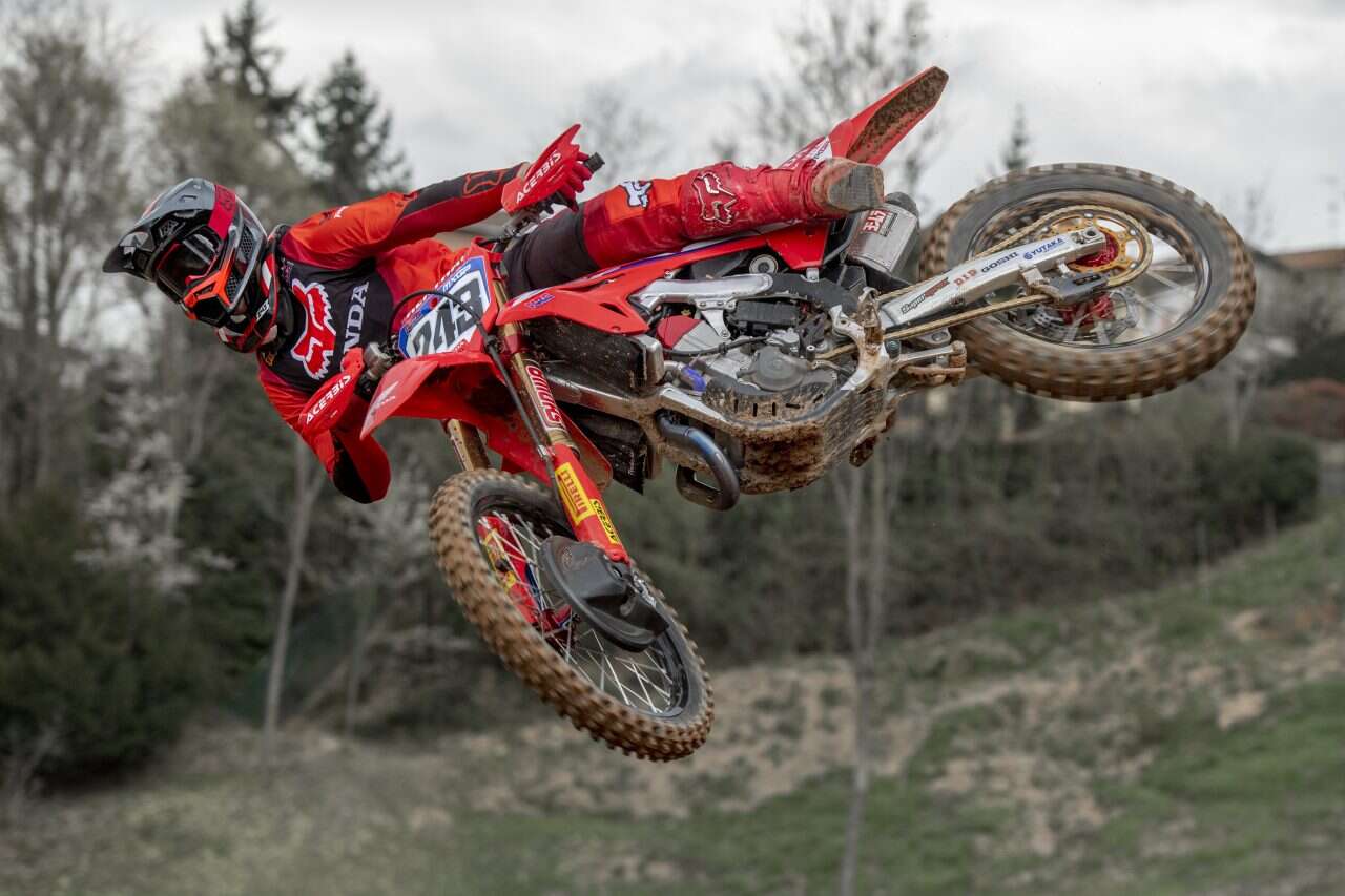 Tim Gajser conduzindo uma Honda CRF450R