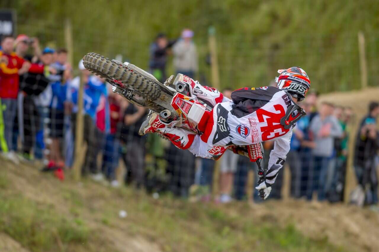 Tim Gajser saltando numa Honda CRF450R