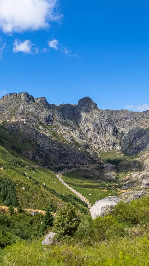 Imagem aérea captada por drone da fantástica e mundialmente famosa Estrada Atlântica, na Noruega.