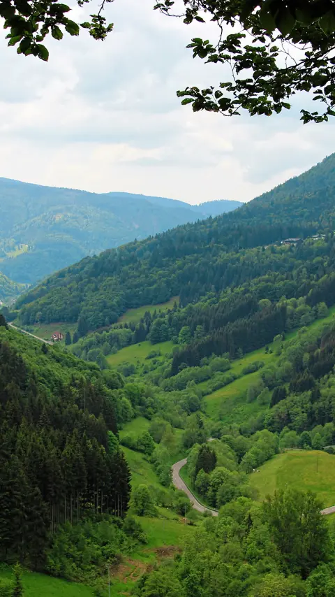 Autoestrada nos Alpes europeus - perto de Garmisch-Partenkirchen