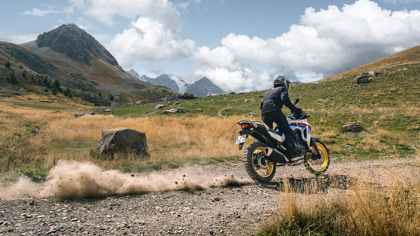 Estrada que percorre os Alpes suíços em Andermatt