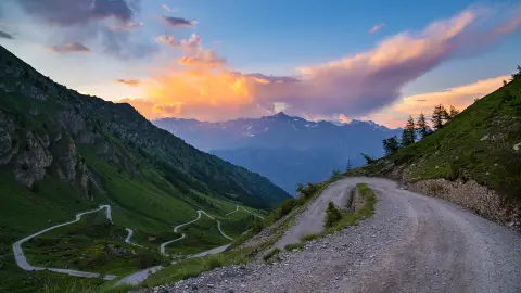 Estrada entre as montanhas dos Alpes, Klosters-Serneus, Davos, Graubuenden, Suíça