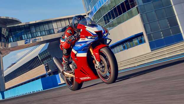 CB1000RR-R Fireblade em pista numa reta com condutor