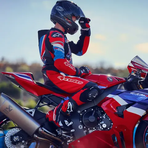 Fireblade com piloto prestes a entrar em pista.