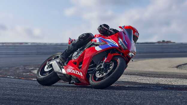 CBR650R em pista, fotografia dinâmica numa curva com condutor