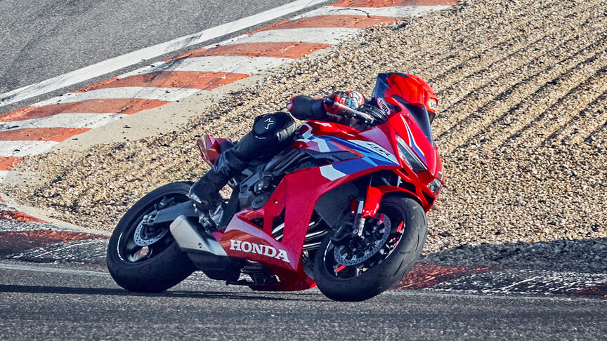 Fireblade 2024 com piloto em pista