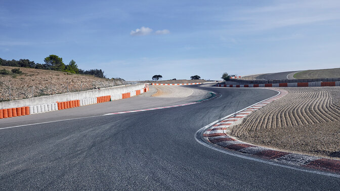 Fotografia estática da Fireblade no pit lane em pista