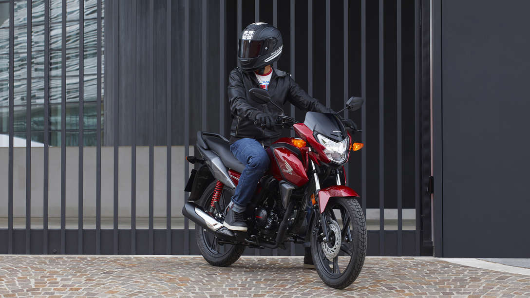 CB125F, vista frontal lateral direita a 3 quartos, com o condutor