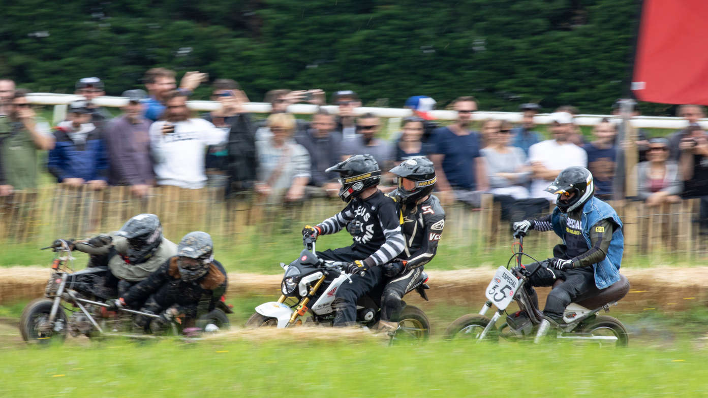 Honda MSX125 em pista.