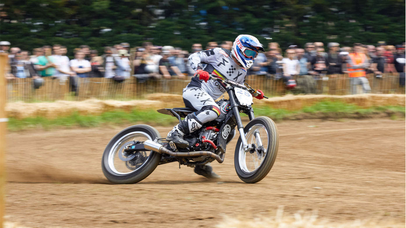 CRF450 Flat Tracker em pista.