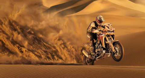 Honda Africa Twin, vista a 3 quartos da frente lateral direita, conduzida na areia