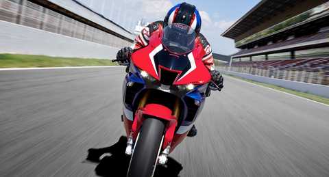Honda CBR1000RR-R Fireblade SP, vista frontal, com condutor, numa pista de corrida