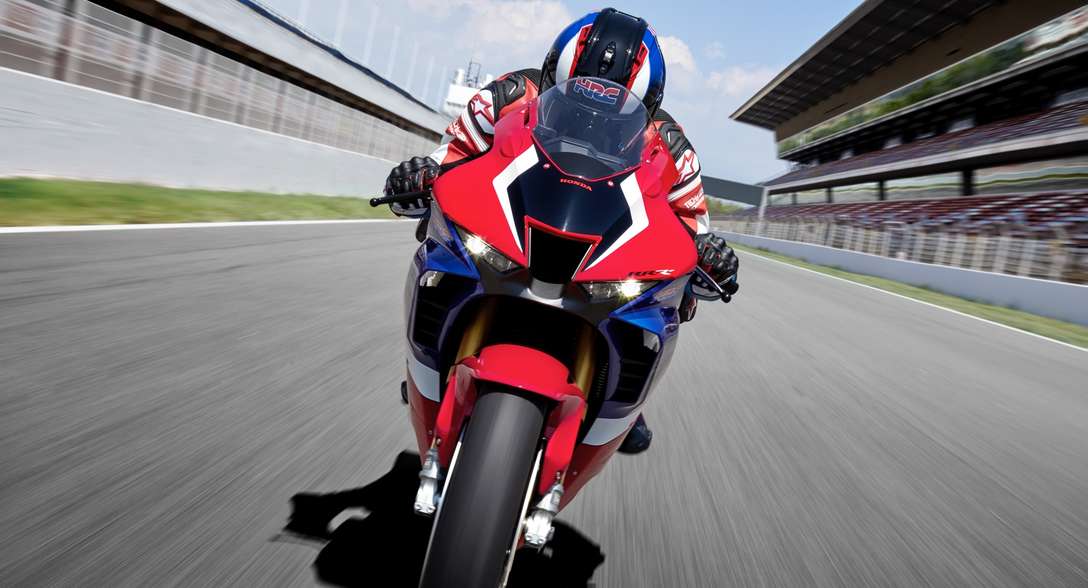 Honda CBR1000RR-R Fireblade SP, vista frontal, com condutor, numa pista de corrida