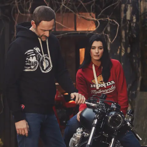 Gama de vestuário Honda Vintage 2024 com modelos e moto
