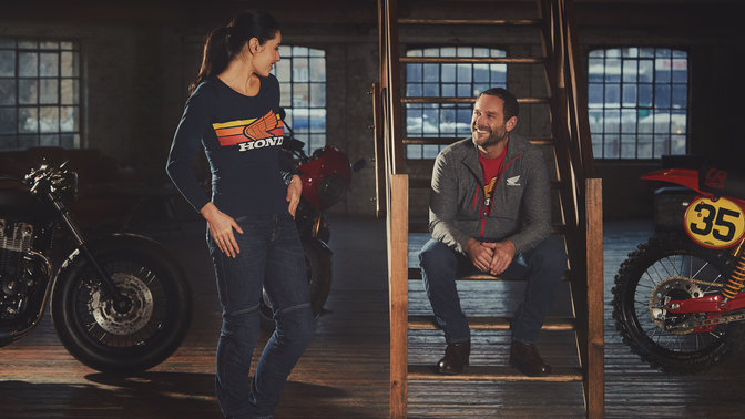 Homem e mulheres com roupas Honda vintage.