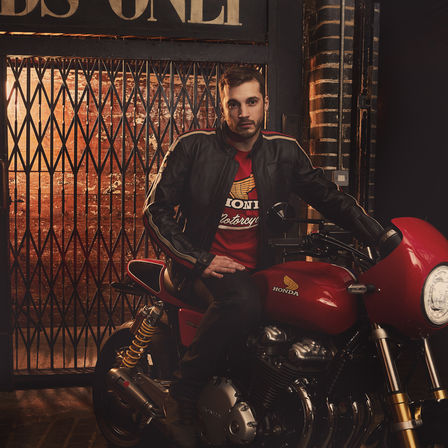Homem a usar uma t-shirt Honda vintage.