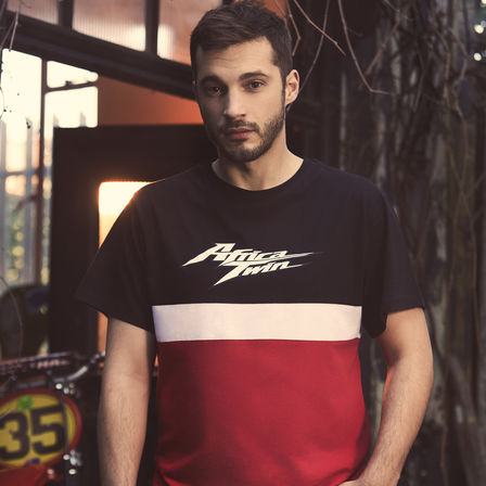 Homem a usar uma t-shirt Honda vintage com o logótipo da Africa Twin.
