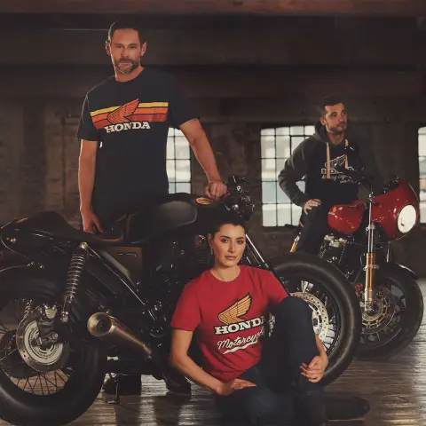 Gama de vestuário Honda Vintage 2024 com modelos em escadas e motos vintage