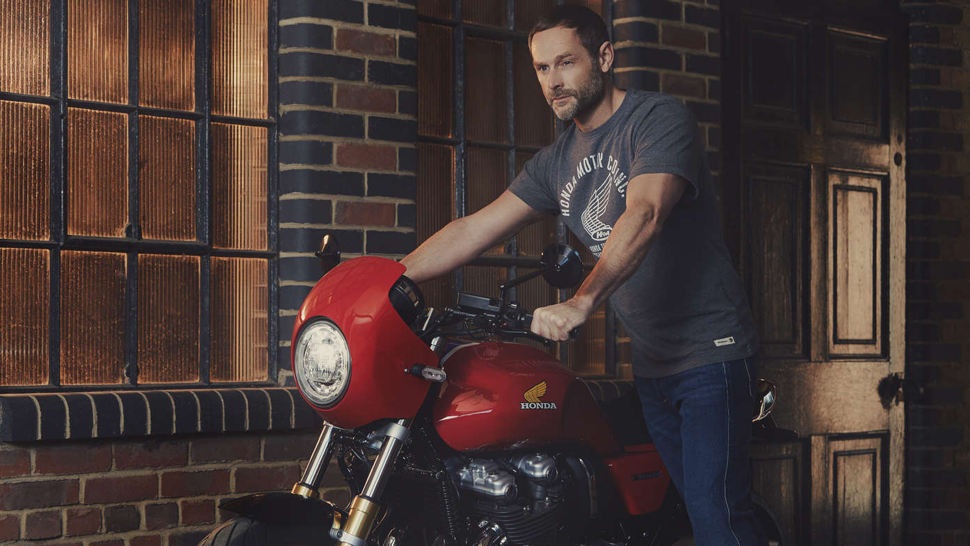 Homem a usar uma T-shirt Honda vintage.