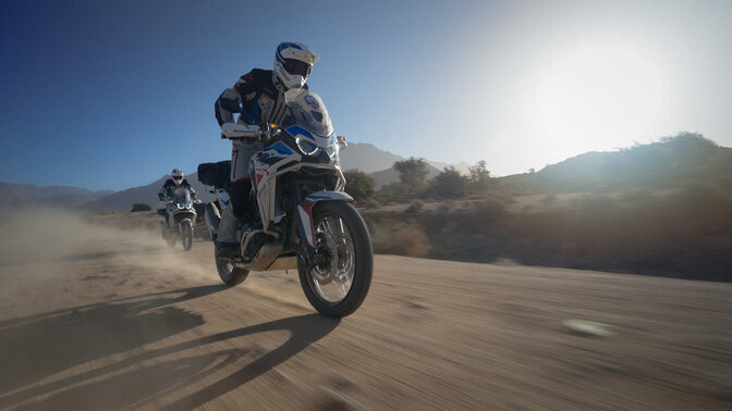 Dois pilotos HAR fora de estrada com montanhas em segundo plano