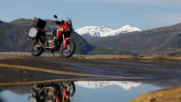 Africa Twin estática com montanhas em segundo plano