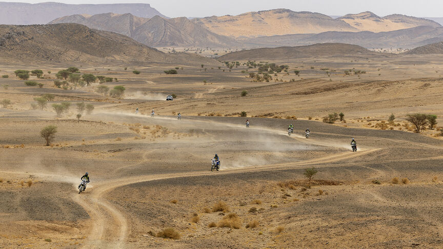 Paisagem de Marrocos com pilotos de estrada da Honda Adventure Roads.