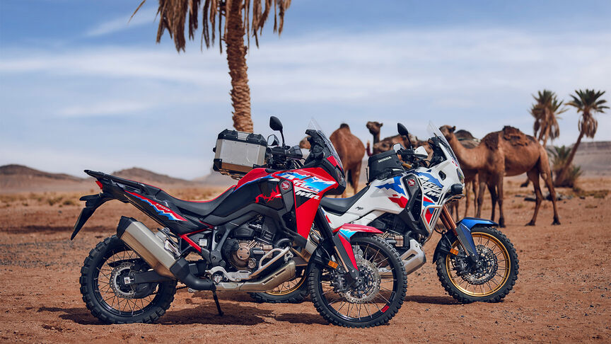 Paisagem de Marrocos com pilotos de estrada da Honda Adventure Roads.