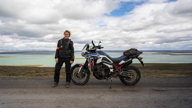 Vanessa Ruck ao lado de uma Africa Twin. 