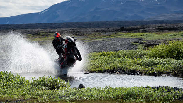 Kiran Mirabet a atravessar um curso de água a bordo de uma Africa Twin. 