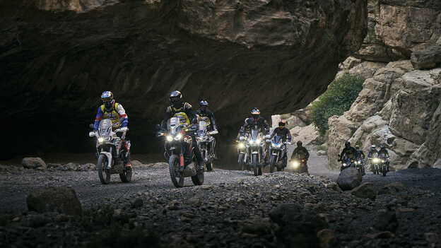 Condutores da Africa Twin atravessam a passagem da montanha.