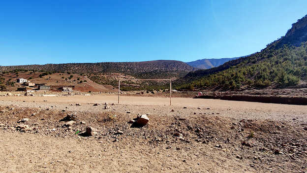 Condutores da Africa Twin a subir um trilho rochoso.