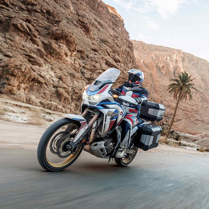 Africa Twin fora de estrada com pack Touring e condutor.