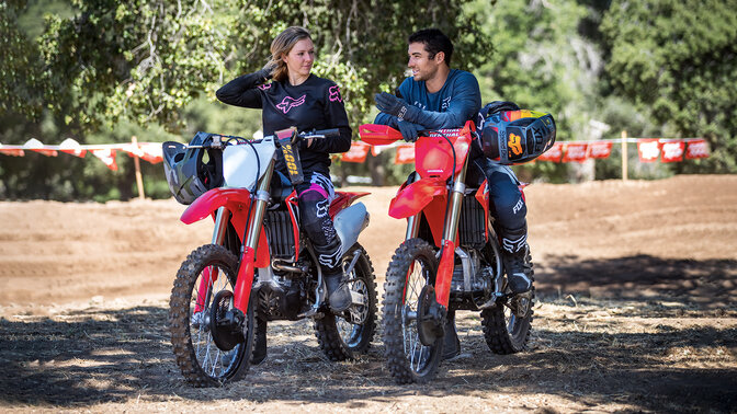 Honda CRF450RX e CRF450R estáticas com condutor