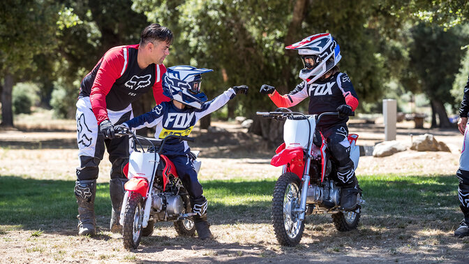 Honda CRF110F fora de estrada com jovens condutores