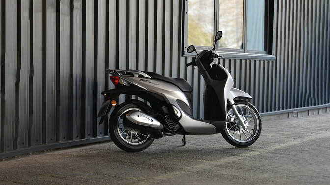 Honda SH Mode 125 vista traseira a 3/4 na estrada