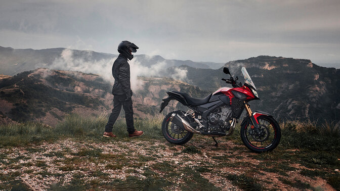 Vista lateral da Honda CB500X na montanha