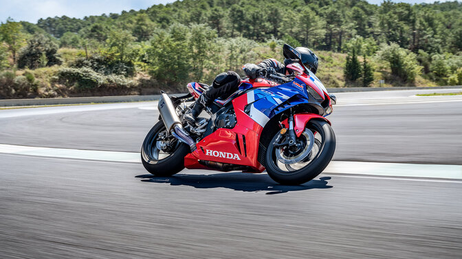 Honda CBR1000RR-R Vermelho Grand Prix em pista