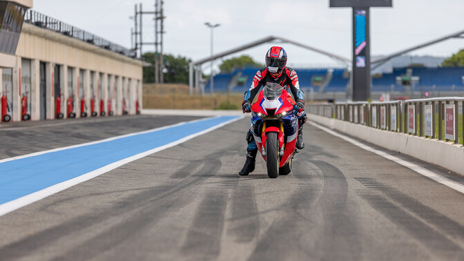 Honda CBR1000RR-R Vermelho Grand Prix estática em pista