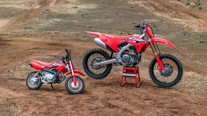 Honda CRF50R e CRF250R estáticas fora de estrada