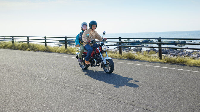 Honda DAX125 na estrada junto à costa
