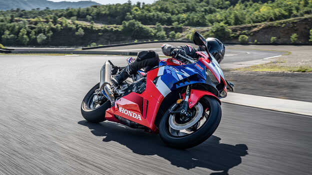 CBR1000RR-R Fireblade com condutor em pista