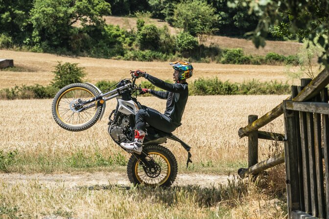Toni Bou a executar um stoppie