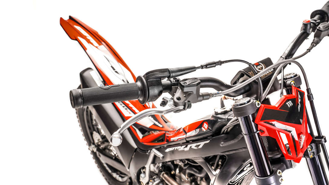 Primeiro plano da vista dianteira a três quartos da Honda Montesa Cota 4RT 260R.