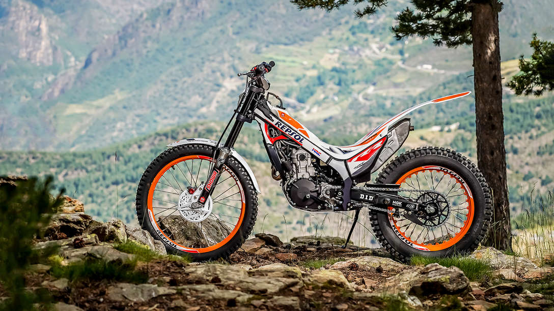 Honda Montesa Cota 4RT 301RR race replica vista lateral esquerda do lado esquerdo num cenário de montanha