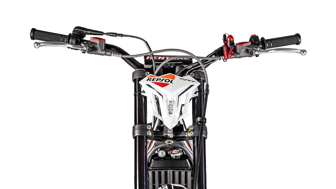 Primeiro plano da vista dianteira do guiador da Honda Montesa Cota 4RT 301RR race replica.