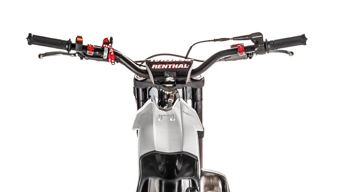 Primeiro plano da vista traseira do guiador da Honda Montesa Cota 4RT 301RR race replica.